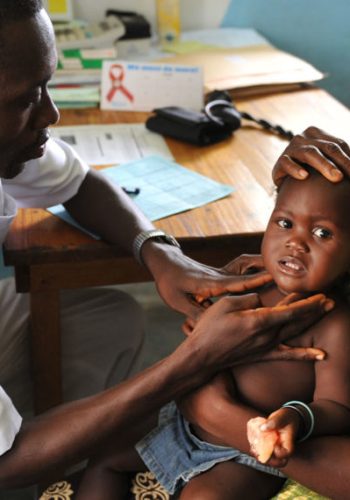 TO GO WITH AFP STORY BY ISABELLE LIGNER:
A young mother gets her child vaccinated at a health centre in Gbarnga on December 4, 2008. Almost 1.000 women out of 100.000 die each year in delivery in Liberia where mortality rate of women giving birth is the highest in the world. AFP PHOTO / GEORGES GOBET        (Photo credit should read GEORGES GOBET/AFP/Getty Images)